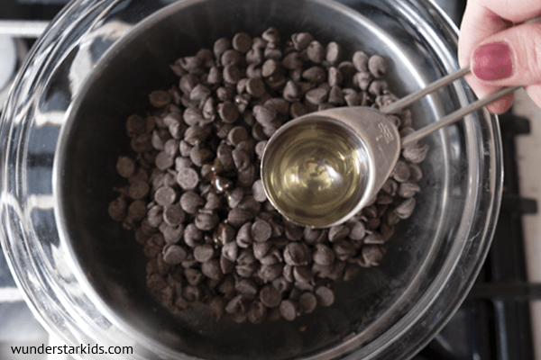 Melting chocolate for moon pie coating